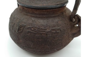 蓋裏銀張　蓋に大岡鉄平(銕平)の銘有り　獣口と饕餮紋が目を引く鉄瓶　(R-090447)