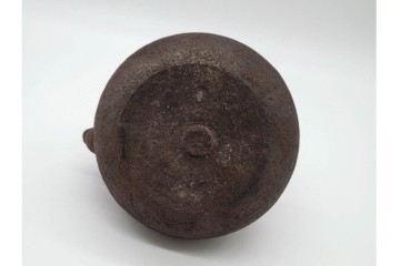 蓋裏銀張　蓋に大岡鉄平(銕平)の銘有り　獣口と饕餮紋が目を引く鉄瓶　(R-090447)