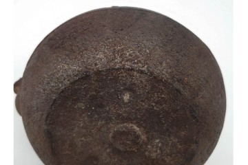 蓋裏銀張　蓋に大岡鉄平(銕平)の銘有り　獣口と饕餮紋が目を引く鉄瓶　(R-090447)