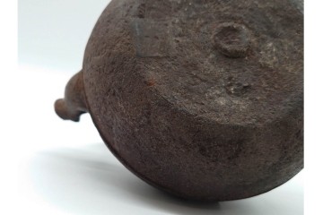 蓋裏銀張　蓋に大岡鉄平(銕平)の銘有り　獣口と饕餮紋が目を引く鉄瓶　(R-090447)