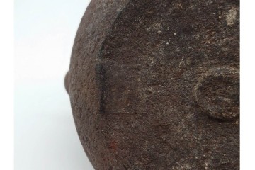 蓋裏銀張　蓋に大岡鉄平(銕平)の銘有り　獣口と饕餮紋が目を引く鉄瓶　(R-090447)
