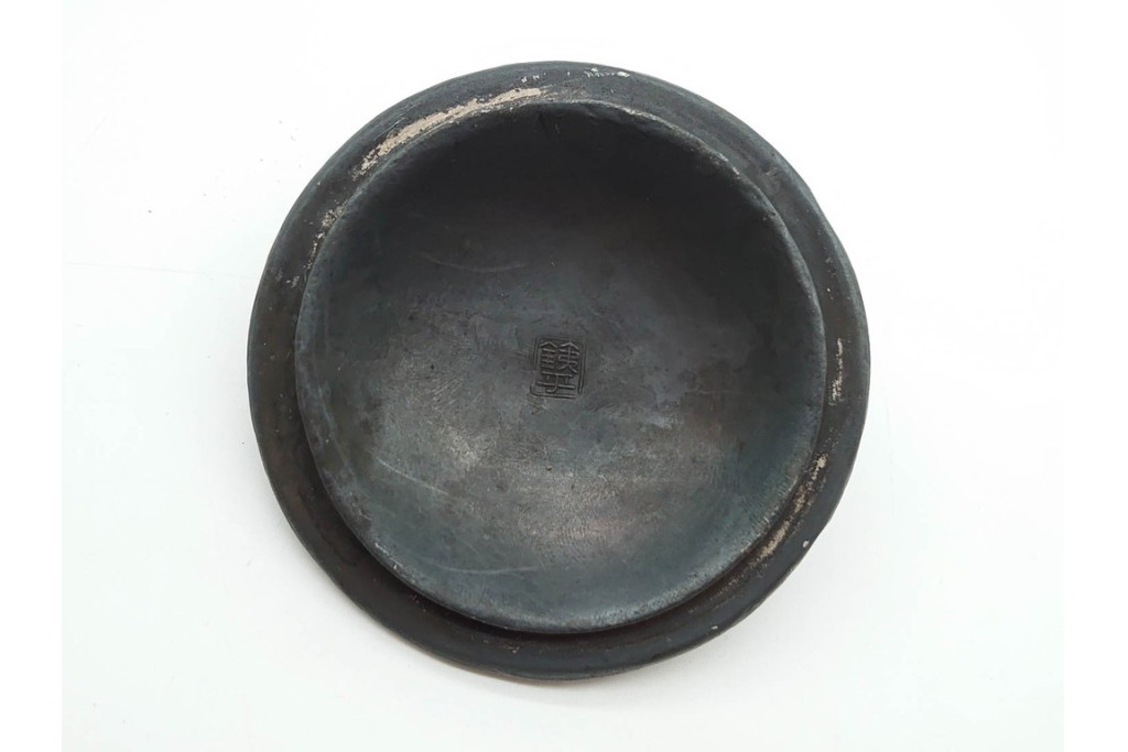 蓋裏銀張　蓋に大岡鉄平(銕平)の銘有り　獣口と饕餮紋が目を引く鉄瓶　(R-090447)