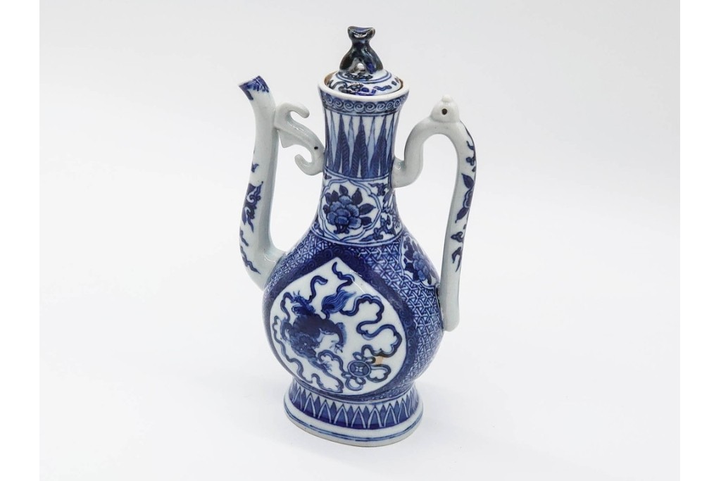 中国　古玩　大明嘉靖年製　青花(染付)　躍動感ある獅子が描かれた水注　(R-090448)