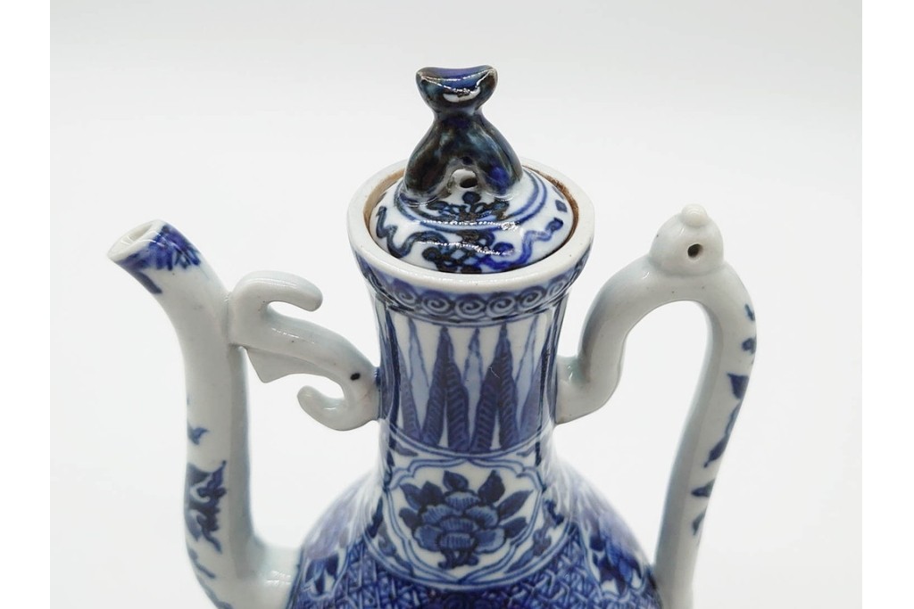中国　古玩　大明嘉靖年製　青花(染付)　躍動感ある獅子が描かれた水注　(R-090448)
