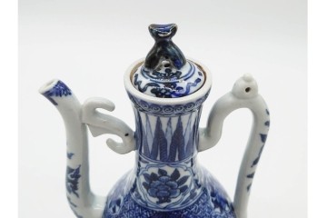 中国　古玩　大明嘉靖年製　青花(染付)　躍動感ある獅子が描かれた水注　(R-090448)