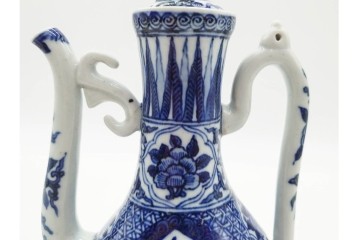 中国　古玩　大明嘉靖年製　青花(染付)　躍動感ある獅子が描かれた水注　(R-090448)
