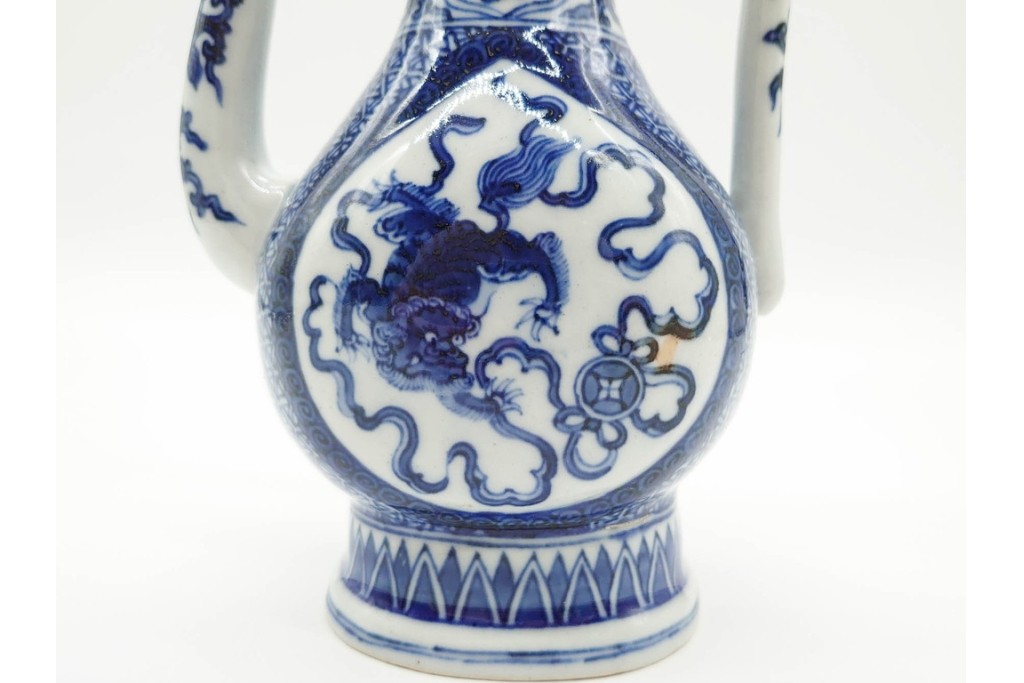 中国　古玩　大明嘉靖年製　青花(染付)　躍動感ある獅子が描かれた水注　(R-090448)