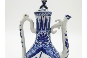 中国　古玩　大明嘉靖年製　青花(染付)　躍動感ある獅子が描かれた水注　(R-090448)