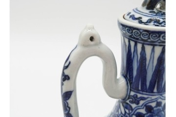 中国　古玩　大明嘉靖年製　青花(染付)　躍動感ある獅子が描かれた水注　(R-090448)