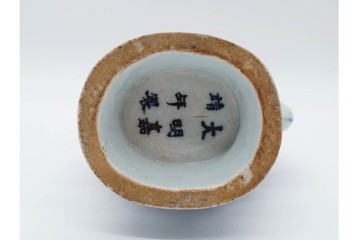 中国　古玩　大明嘉靖年製　青花(染付)　躍動感ある獅子が描かれた水注　(R-090448)