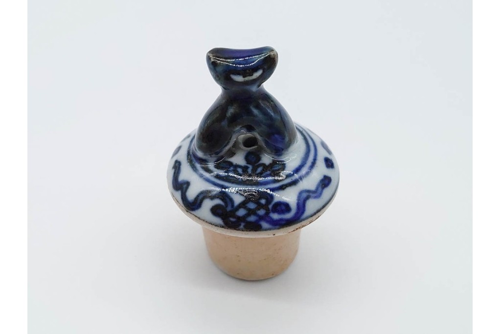 中国　古玩　大明嘉靖年製　青花(染付)　躍動感ある獅子が描かれた水注　(R-090448)