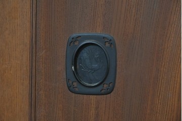 和製アンティーク　大正期から昭和初期　前面欅材　豊かな木目と鳥文様の引手が趣深いサイドボード　(R-090451)