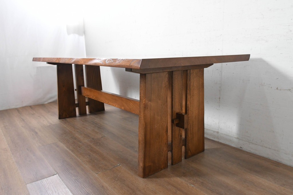 中古　美品　横浜クラシック家具　ノックオンウッド(knockonwood)　重厚感のある耳付き天板のダイニングテーブル　(R-090456)