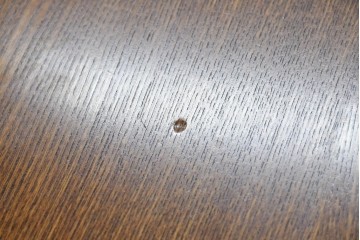 中古　美品　横浜クラシック家具　ノックオンウッド(knockonwood)　重厚感のある耳付き天板のダイニングテーブル　(R-090456)