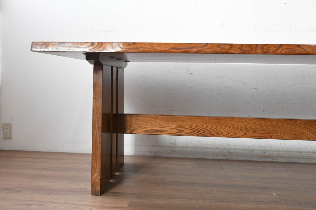 中古　美品　横浜クラシック家具　ノックオンウッド(knockonwood)　重厚感のある耳付き天板のダイニングテーブル　(R-090456)