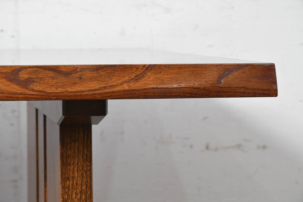 中古　美品　横浜クラシック家具　ノックオンウッド(knockonwood)　重厚感のある耳付き天板のダイニングテーブル　(R-090456)