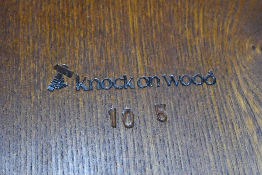 中古　美品　横浜クラシック家具　ノックオンウッド(knockonwood)　重厚感のある耳付き天板のダイニングテーブル　(R-090456)