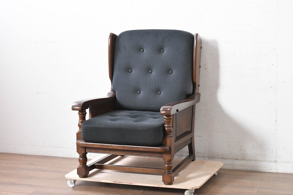 中古　横浜クラシック家具　ノックオンウッド(knockonwood)　Hand Made　コロニアルシリーズ　英国の伝統スタイルのウィングバックが魅力的なウィングチェア　(R-090458)