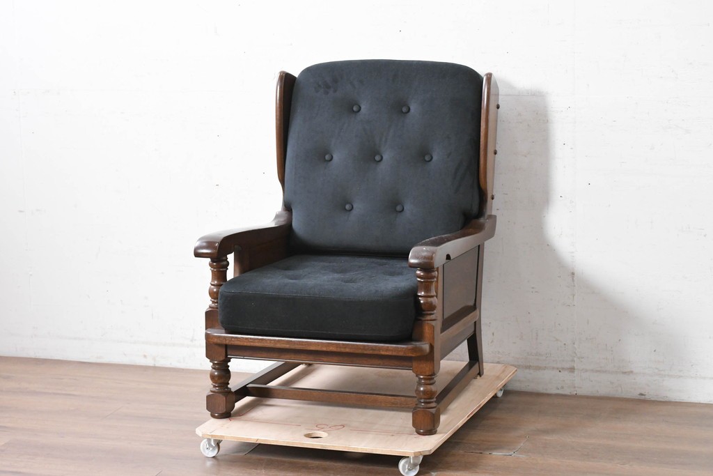 中古　横浜クラシック家具　ノックオンウッド(knockonwood)　Hand Made　コロニアルシリーズ　英国の伝統スタイルのウィングバックが魅力的なウィングチェア　(R-090459)
