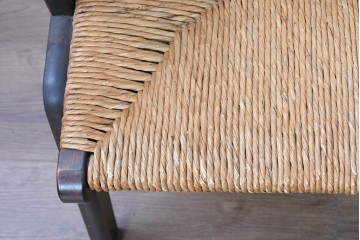 中古　松本民芸家具　#521L型　直線的な木部と丁寧な編み込みが調和したラッシアームチェア2脚セット　定価(2脚合計)約49万4千円　(R-090461)