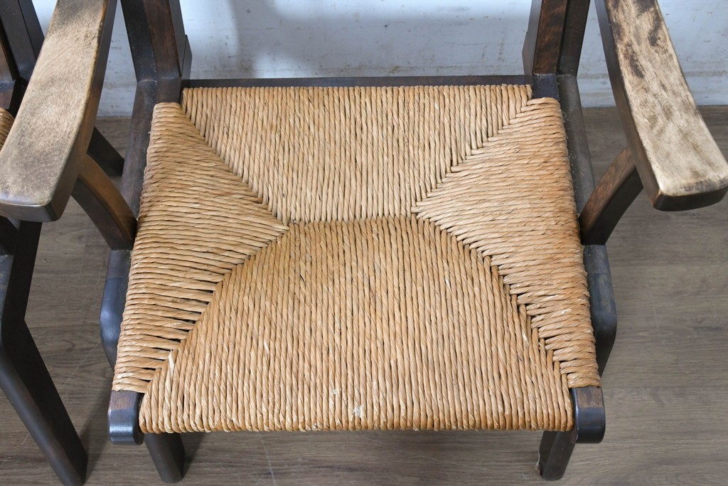 中古　松本民芸家具　#521L型　直線的な木部と丁寧な編み込みが調和したラッシアームチェア2脚セット　定価(2脚合計)約49万4千円　(R-090461)