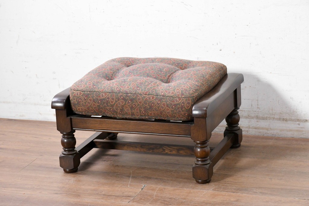 中古　美品　横浜クラシック家具　ノックオンウッド(knockonwood)　Hand Made　コロニアルシリーズ　ペイズリー柄クッションが上品なスツール　(R-090462)