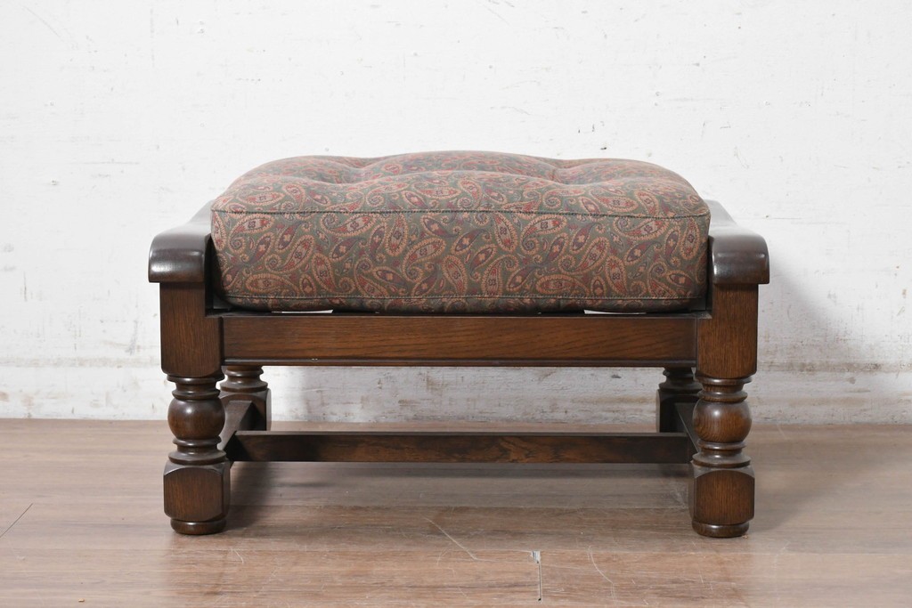 中古　美品　横浜クラシック家具　ノックオンウッド(knockonwood)　Hand Made　コロニアルシリーズ　ペイズリー柄クッションが上品なスツール　(R-090462)