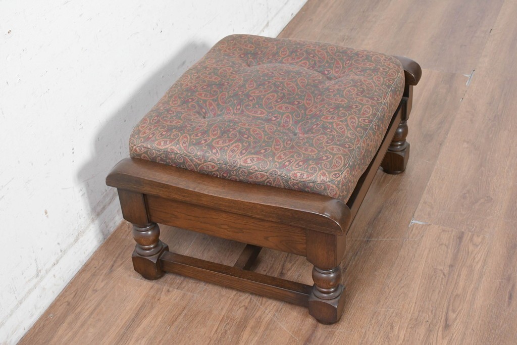 中古　美品　横浜クラシック家具　ノックオンウッド(knockonwood)　Hand Made　コロニアルシリーズ　ペイズリー柄クッションが上品なスツール　(R-090462)