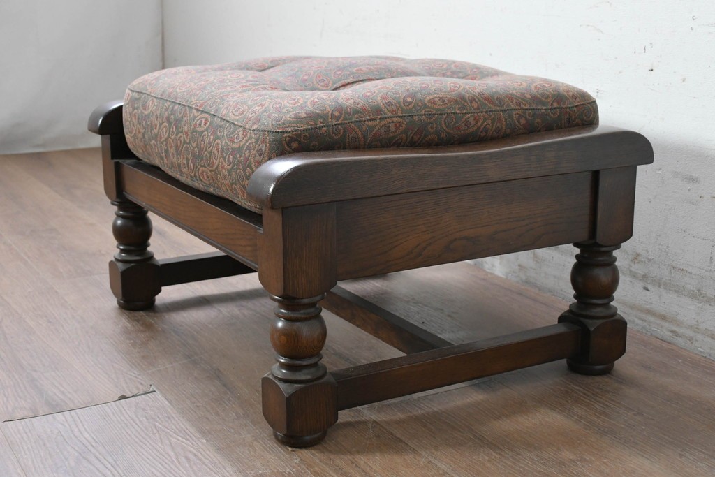 中古　美品　横浜クラシック家具　ノックオンウッド(knockonwood)　Hand Made　コロニアルシリーズ　ペイズリー柄クッションが上品なスツール　(R-090462)