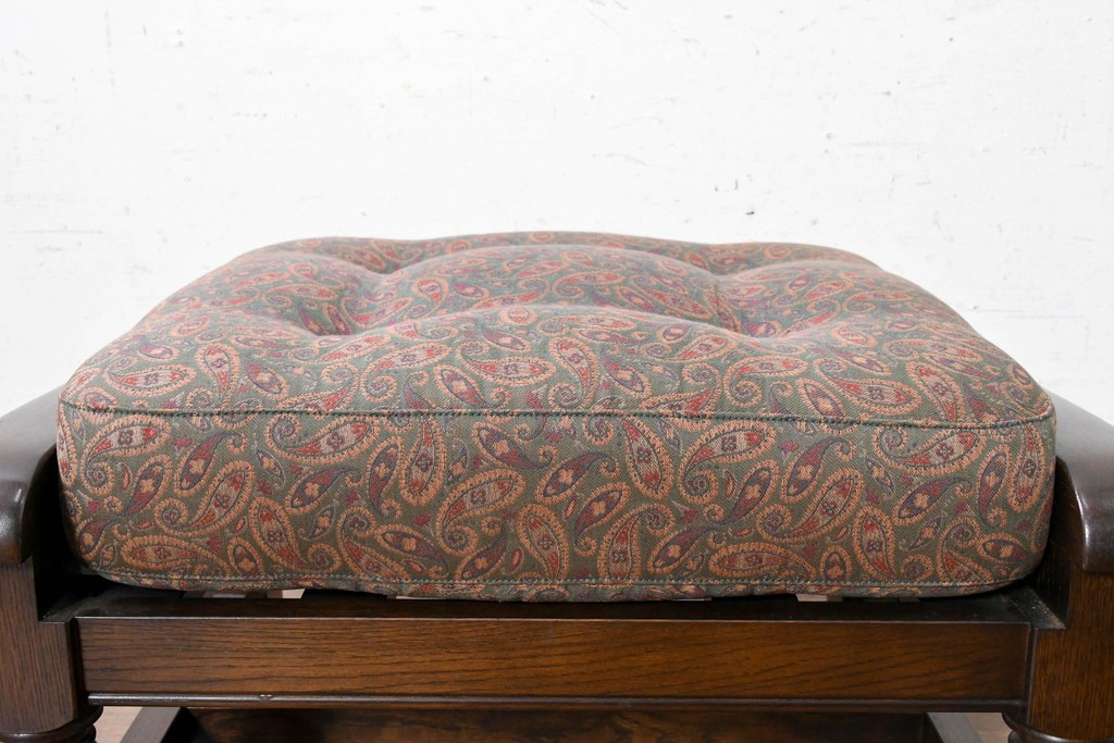 中古　美品　横浜クラシック家具　ノックオンウッド(knockonwood)　Hand Made　コロニアルシリーズ　ペイズリー柄クッションが上品なスツール　(R-090462)