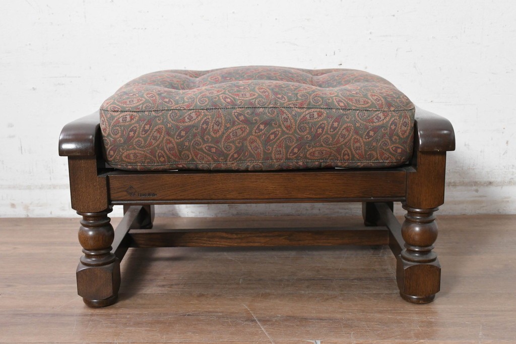 中古　美品　横浜クラシック家具　ノックオンウッド(knockonwood)　Hand Made　コロニアルシリーズ　ペイズリー柄クッションが上品なスツール　(R-090462)