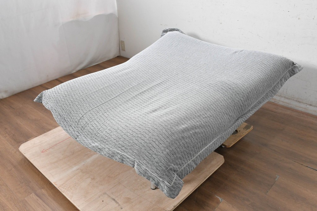 中古　美品　LigneRoset(リーン・ロゼ)　ROSETCalin(ロゼカラン)　リクライニング機能付き　ゆったりと身を預けたくなる1人掛けソファとオットマンのセット　定価約38万円　(R-090463)