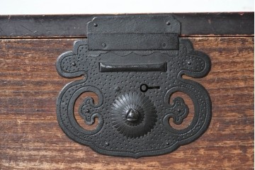和製アンティーク　明治期から大正期　巾着金具　時代の趣漂う松本衣装箪笥　(R-090464)
