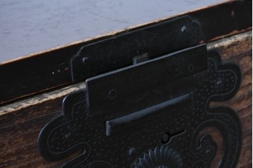 和製アンティーク　明治期から大正期　巾着金具　時代の趣漂う松本衣装箪笥　(R-090464)