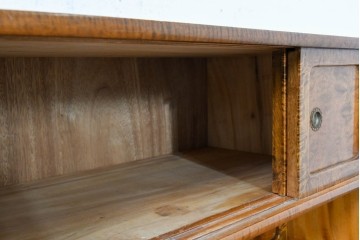 和製ヴィンテージ　昭和中期　栃(トチ)の木　縮杢が際立つ茶箪笥　(R-090471)