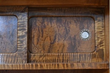 和製ヴィンテージ　昭和中期　栃(トチ)の木　縮杢が際立つ茶箪笥　(R-090471)