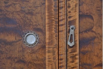 和製ヴィンテージ　昭和中期　栃(トチ)の木　縮杢が際立つ茶箪笥　(R-090471)