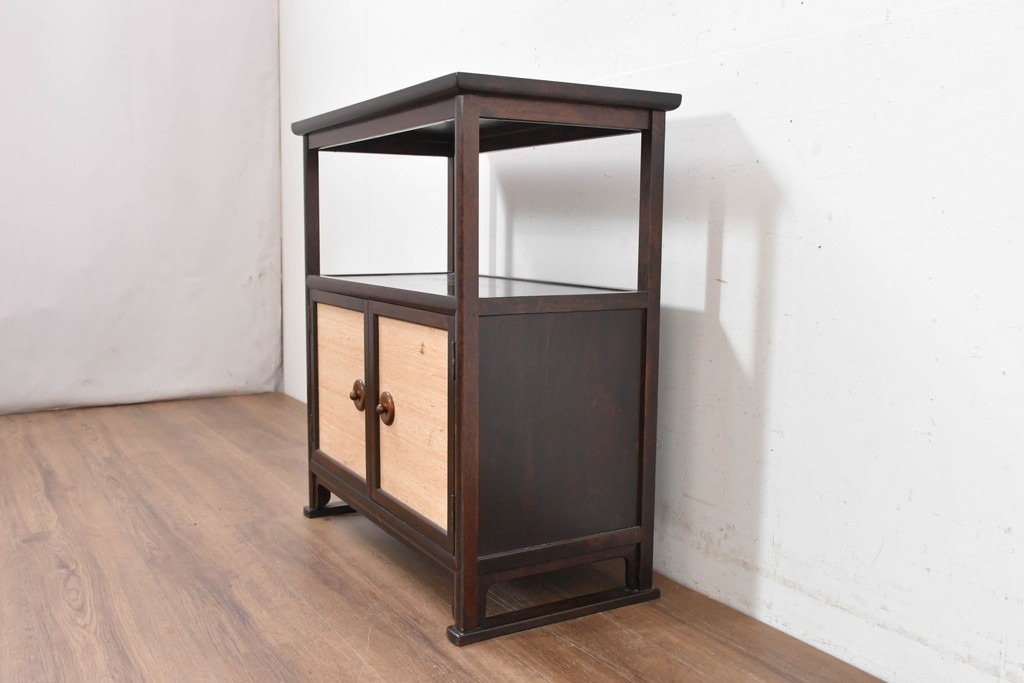 中古　民芸家具　葛布(くずふ)を取り入れた素朴なデザインの茶棚　(R-090472)