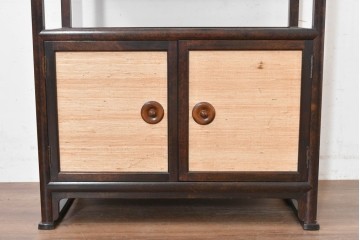 中古　民芸家具　葛布(くずふ)を取り入れた素朴なデザインの茶棚　(R-090472)