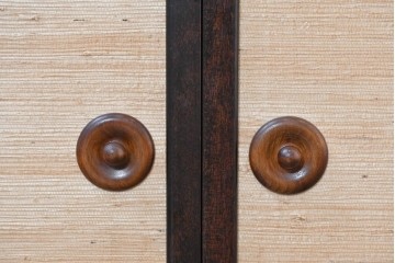 中古　民芸家具　葛布(くずふ)を取り入れた素朴なデザインの茶棚　(R-090472)