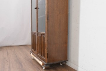 イギリスアンティーク　1940年頃　オーク材　豊かな木目とクラシカルなデザインが魅力のブックケース　(R-090474)