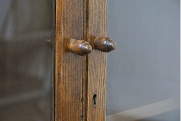 イギリスアンティーク　1940年頃　オーク材　豊かな木目とクラシカルなデザインが魅力のブックケース　(R-090474)
