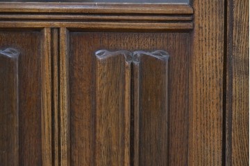 イギリスアンティーク　1940年頃　オーク材　豊かな木目とクラシカルなデザインが魅力のブックケース　(R-090474)