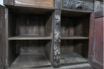 ヨーロッパアンティーク　1880年頃　オーク材　グリフィンやグリーンマンの精緻な彫刻を全面に施した芸術的なサイドボード　(R-090475)