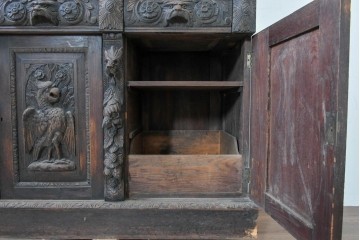 ヨーロッパアンティーク　1880年頃　オーク材　グリフィンやグリーンマンの精緻な彫刻を全面に施した芸術的なサイドボード　(R-090475)