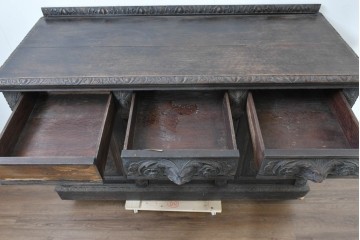 ヨーロッパアンティーク　1880年頃　オーク材　グリフィンやグリーンマンの精緻な彫刻を全面に施した芸術的なサイドボード　(R-090475)