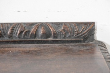 ヨーロッパアンティーク　1880年頃　オーク材　グリフィンやグリーンマンの精緻な彫刻を全面に施した芸術的なサイドボード　(R-090475)