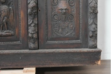 ヨーロッパアンティーク　1880年頃　オーク材　グリフィンやグリーンマンの精緻な彫刻を全面に施した芸術的なサイドボード　(R-090475)