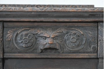 ヨーロッパアンティーク　1880年頃　オーク材　グリフィンやグリーンマンの精緻な彫刻を全面に施した芸術的なサイドボード　(R-090475)