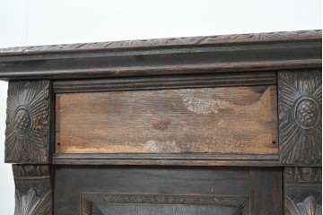 ヨーロッパアンティーク　1880年頃　オーク材　グリフィンやグリーンマンの精緻な彫刻を全面に施した芸術的なサイドボード　(R-090475)